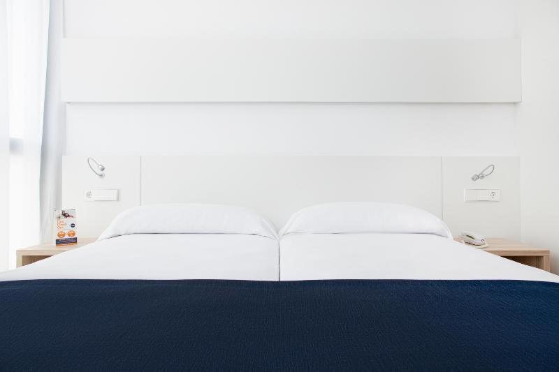 Globales Acis Y Galatea Hotel Мадрид Стая снимка